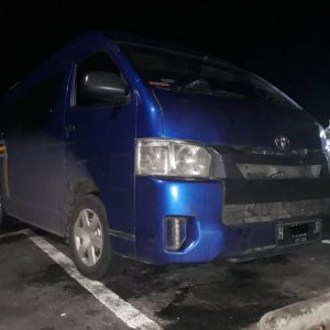 Salah satu contoh mobil, yang mana pengemudinya harus memiliki SIM B I