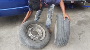 Proses mengganti semua ban mobil akibat perjalanan jauh