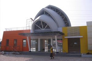 contoh kontruksi baja dengan cat berwarna putih