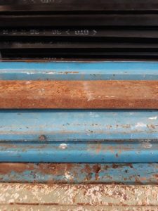 Contoh material baja yang belum dan yang telah berkarat