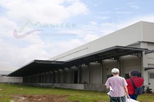 Contoh desain dan pemasangan konsol yang terbuat dari material baja kastela untuk kanopi loading area