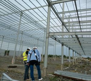 Pentingnya proses finishing pekerjaan proyek konstruksi baja, yaitu untuk mengakhiri perjanjian kerja