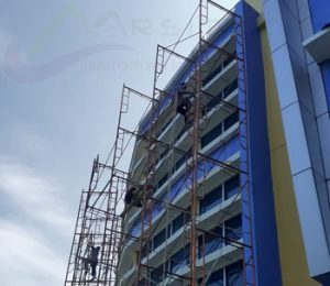 Pemasangan jarak rangka ACP pada kolom dan balok secara profesional. Mengakibatkan biaya efisien dan efektif