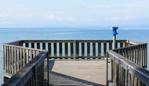 Menikmati manfaat pemasangan decking di pantai